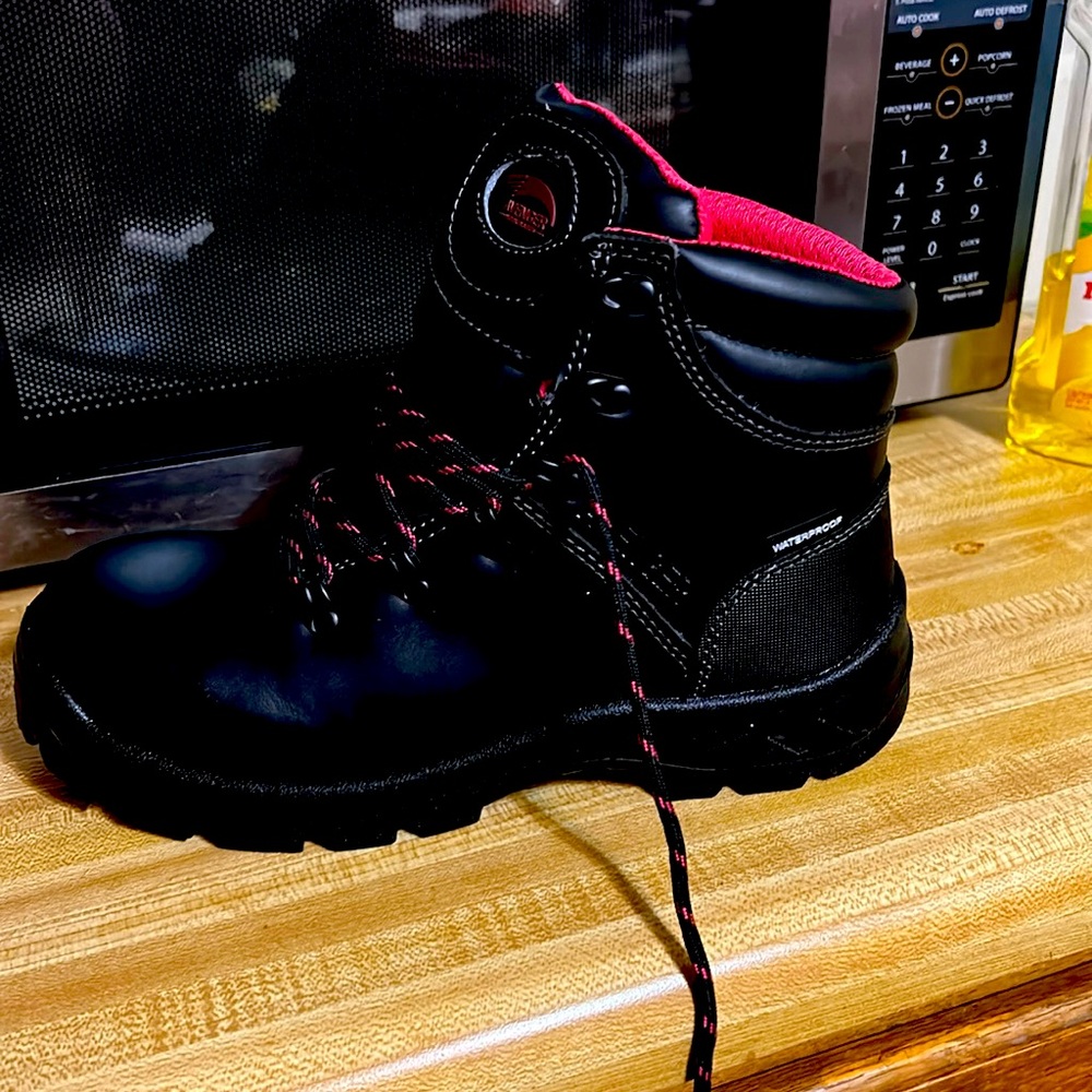 Steel toe, water proof size 7 wide brand new never worn